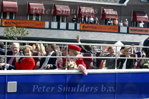 Apeldoorn 30 april 2009
Koninginnedag 2009 in apeldoorn met Koningin Beatrix Pieter v Vollenhoven Prinses Margriet Maxima Prins Willem Alexander Prins Constantijn Prinses Laurentien Prinses Mabel Prins Friso Prins Maurits Prinses Marilene Prins Pieter Christiaan Prinses Anita Prins Floris een zwangere Prinses Aimee en Prinses Annette. s middags probeerde een dwaas een aanslag te plegen op de koninklijke familie waarbij meerdere doden vielen.
Peter Smulders bv