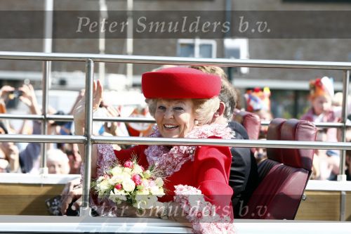 Apeldoorn 30 april 2009
Koninginnedag 2009 in apeldoorn met Koningin Beatrix Pieter v Vollenhoven Prinses Margriet Maxima Prins Willem Alexander Prins Constantijn Prinses Laurentien Prinses Mabel Prins Friso Prins Maurits Prinses Marilene Prins Pieter Christiaan Prinses Anita Prins Floris een zwangere Prinses Aimee en Prinses Annette. s middags probeerde een dwaas een aanslag te plegen op de koninklijke familie waarbij meerdere doden vielen.
Peter Smulders bv