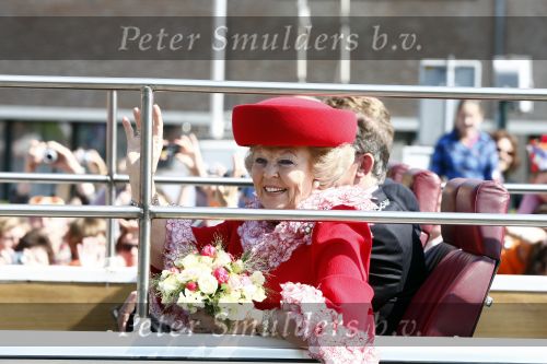 Apeldoorn 30 april 2009
Koninginnedag 2009 in apeldoorn met Koningin Beatrix Pieter v Vollenhoven Prinses Margriet Maxima Prins Willem Alexander Prins Constantijn Prinses Laurentien Prinses Mabel Prins Friso Prins Maurits Prinses Marilene Prins Pieter Christiaan Prinses Anita Prins Floris een zwangere Prinses Aimee en Prinses Annette. s middags probeerde een dwaas een aanslag te plegen op de koninklijke familie waarbij meerdere doden vielen.
Peter Smulders bv