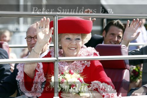 Apeldoorn 30 april 2009
Koninginnedag 2009 in apeldoorn met Koningin Beatrix Pieter v Vollenhoven Prinses Margriet Maxima Prins Willem Alexander Prins Constantijn Prinses Laurentien Prinses Mabel Prins Friso Prins Maurits Prinses Marilene Prins Pieter Christiaan Prinses Anita Prins Floris een zwangere Prinses Aimee en Prinses Annette. s middags probeerde een dwaas een aanslag te plegen op de koninklijke familie waarbij meerdere doden vielen.
Peter Smulders bv