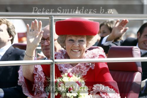 Apeldoorn 30 april 2009
Koninginnedag 2009 in apeldoorn met Koningin Beatrix Pieter v Vollenhoven Prinses Margriet Maxima Prins Willem Alexander Prins Constantijn Prinses Laurentien Prinses Mabel Prins Friso Prins Maurits Prinses Marilene Prins Pieter Christiaan Prinses Anita Prins Floris een zwangere Prinses Aimee en Prinses Annette. s middags probeerde een dwaas een aanslag te plegen op de koninklijke familie waarbij meerdere doden vielen.
Peter Smulders bv