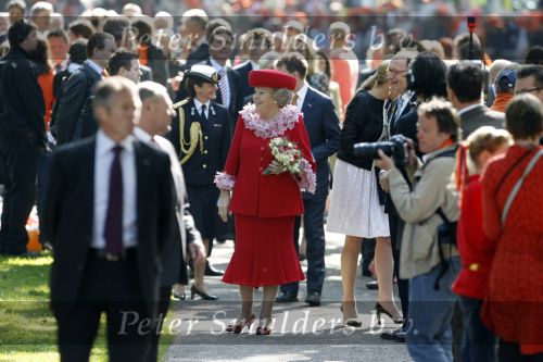 Apeldoorn 30 april 2009
Koninginnedag 2009 in apeldoorn met Koningin Beatrix Pieter v Vollenhoven Prinses Margriet Maxima Prins Willem Alexander Prins Constantijn Prinses Laurentien Prinses Mabel Prins Friso Prins Maurits Prinses Marilene Prins Pieter Christiaan Prinses Anita Prins Floris een zwangere Prinses Aimee en Prinses Annette. s middags probeerde een dwaas een aanslag te plegen op de koninklijke familie waarbij meerdere doden vielen.
Peter Smulders bv
