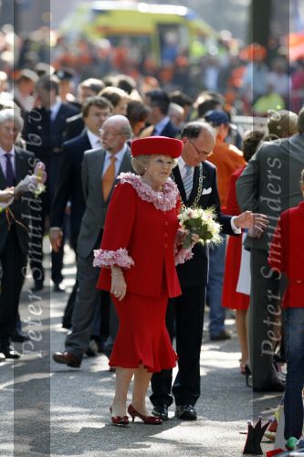 Apeldoorn 30 april 2009
Koninginnedag 2009 in apeldoorn met Koningin Beatrix Pieter v Vollenhoven Prinses Margriet Maxima Prins Willem Alexander Prins Constantijn Prinses Laurentien Prinses Mabel Prins Friso Prins Maurits Prinses Marilene Prins Pieter Christiaan Prinses Anita Prins Floris een zwangere Prinses Aimee en Prinses Annette. s middags probeerde een dwaas een aanslag te plegen op de koninklijke familie waarbij meerdere doden vielen.
Peter Smulders bv
