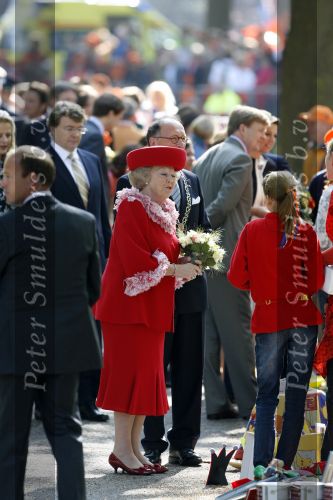 Apeldoorn 30 april 2009
Koninginnedag 2009 in apeldoorn met Koningin Beatrix Pieter v Vollenhoven Prinses Margriet Maxima Prins Willem Alexander Prins Constantijn Prinses Laurentien Prinses Mabel Prins Friso Prins Maurits Prinses Marilene Prins Pieter Christiaan Prinses Anita Prins Floris een zwangere Prinses Aimee en Prinses Annette. s middags probeerde een dwaas een aanslag te plegen op de koninklijke familie waarbij meerdere doden vielen.
Peter Smulders bv