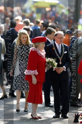 Apeldoorn 30 april 2009
Koninginnedag 2009 in apeldoorn met Koningin Beatrix Pieter v Vollenhoven Prinses Margriet Maxima Prins Willem Alexander Prins Constantijn Prinses Laurentien Prinses Mabel Prins Friso Prins Maurits Prinses Marilene Prins Pieter Christiaan Prinses Anita Prins Floris een zwangere Prinses Aimee en Prinses Annette. s middags probeerde een dwaas een aanslag te plegen op de koninklijke familie waarbij meerdere doden vielen.
Peter Smulders bv