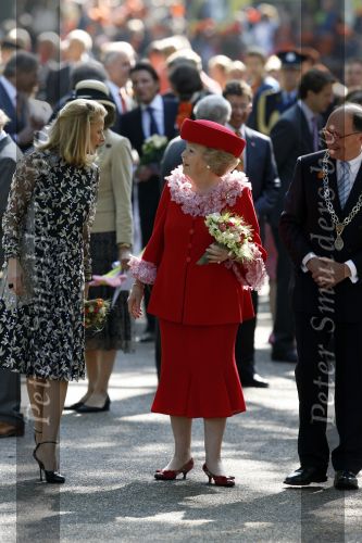 Apeldoorn 30 april 2009
Koninginnedag 2009 in apeldoorn met Koningin Beatrix Pieter v Vollenhoven Prinses Margriet Maxima Prins Willem Alexander Prins Constantijn Prinses Laurentien Prinses Mabel Prins Friso Prins Maurits Prinses Marilene Prins Pieter Christiaan Prinses Anita Prins Floris een zwangere Prinses Aimee en Prinses Annette. s middags probeerde een dwaas een aanslag te plegen op de koninklijke familie waarbij meerdere doden vielen.
Peter Smulders bv