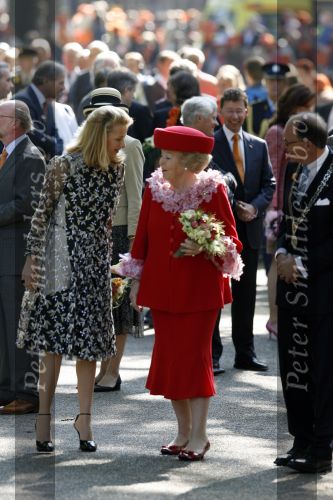 Apeldoorn 30 april 2009
Koninginnedag 2009 in apeldoorn met Koningin Beatrix Pieter v Vollenhoven Prinses Margriet Maxima Prins Willem Alexander Prins Constantijn Prinses Laurentien Prinses Mabel Prins Friso Prins Maurits Prinses Marilene Prins Pieter Christiaan Prinses Anita Prins Floris een zwangere Prinses Aimee en Prinses Annette. s middags probeerde een dwaas een aanslag te plegen op de koninklijke familie waarbij meerdere doden vielen.
Peter Smulders bv