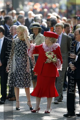 Apeldoorn 30 april 2009
Koninginnedag 2009 in apeldoorn met Koningin Beatrix Pieter v Vollenhoven Prinses Margriet Maxima Prins Willem Alexander Prins Constantijn Prinses Laurentien Prinses Mabel Prins Friso Prins Maurits Prinses Marilene Prins Pieter Christiaan Prinses Anita Prins Floris een zwangere Prinses Aimee en Prinses Annette. s middags probeerde een dwaas een aanslag te plegen op de koninklijke familie waarbij meerdere doden vielen.
Peter Smulders bv