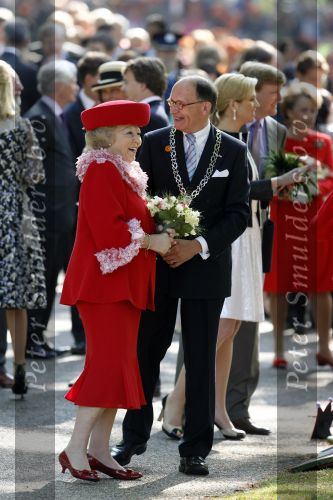 Apeldoorn 30 april 2009
Koninginnedag 2009 in apeldoorn met Koningin Beatrix Pieter v Vollenhoven Prinses Margriet Maxima Prins Willem Alexander Prins Constantijn Prinses Laurentien Prinses Mabel Prins Friso Prins Maurits Prinses Marilene Prins Pieter Christiaan Prinses Anita Prins Floris een zwangere Prinses Aimee en Prinses Annette. s middags probeerde een dwaas een aanslag te plegen op de koninklijke familie waarbij meerdere doden vielen.
Peter Smulders bv