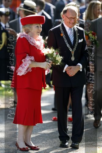 Apeldoorn 30 april 2009
Koninginnedag 2009 in apeldoorn met Koningin Beatrix Pieter v Vollenhoven Prinses Margriet Maxima Prins Willem Alexander Prins Constantijn Prinses Laurentien Prinses Mabel Prins Friso Prins Maurits Prinses Marilene Prins Pieter Christiaan Prinses Anita Prins Floris een zwangere Prinses Aimee en Prinses Annette. s middags probeerde een dwaas een aanslag te plegen op de koninklijke familie waarbij meerdere doden vielen.
Peter Smulders bv