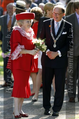 Apeldoorn 30 april 2009
Koninginnedag 2009 in apeldoorn met Koningin Beatrix Pieter v Vollenhoven Prinses Margriet Maxima Prins Willem Alexander Prins Constantijn Prinses Laurentien Prinses Mabel Prins Friso Prins Maurits Prinses Marilene Prins Pieter Christiaan Prinses Anita Prins Floris een zwangere Prinses Aimee en Prinses Annette. s middags probeerde een dwaas een aanslag te plegen op de koninklijke familie waarbij meerdere doden vielen.
Peter Smulders bv