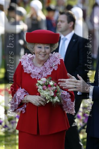 Apeldoorn 30 april 2009
Koninginnedag 2009 in apeldoorn met Koningin Beatrix Pieter v Vollenhoven Prinses Margriet Maxima Prins Willem Alexander Prins Constantijn Prinses Laurentien Prinses Mabel Prins Friso Prins Maurits Prinses Marilene Prins Pieter Christiaan Prinses Anita Prins Floris een zwangere Prinses Aimee en Prinses Annette. s middags probeerde een dwaas een aanslag te plegen op de koninklijke familie waarbij meerdere doden vielen.
Peter Smulders bv