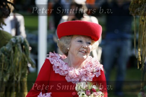 Apeldoorn 30 april 2009
Koninginnedag 2009 in apeldoorn met Koningin Beatrix Pieter v Vollenhoven Prinses Margriet Maxima Prins Willem Alexander Prins Constantijn Prinses Laurentien Prinses Mabel Prins Friso Prins Maurits Prinses Marilene Prins Pieter Christiaan Prinses Anita Prins Floris een zwangere Prinses Aimee en Prinses Annette. s middags probeerde een dwaas een aanslag te plegen op de koninklijke familie waarbij meerdere doden vielen.
Peter Smulders bv