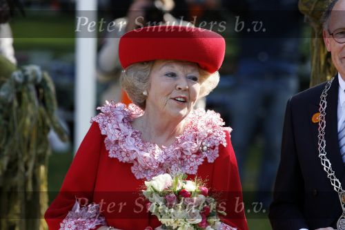 Apeldoorn 30 april 2009
Koninginnedag 2009 in apeldoorn met Koningin Beatrix Pieter v Vollenhoven Prinses Margriet Maxima Prins Willem Alexander Prins Constantijn Prinses Laurentien Prinses Mabel Prins Friso Prins Maurits Prinses Marilene Prins Pieter Christiaan Prinses Anita Prins Floris een zwangere Prinses Aimee en Prinses Annette. s middags probeerde een dwaas een aanslag te plegen op de koninklijke familie waarbij meerdere doden vielen.
Peter Smulders bv
