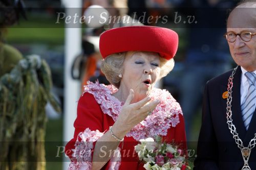 Apeldoorn 30 april 2009
Koninginnedag 2009 in apeldoorn met Koningin Beatrix Pieter v Vollenhoven Prinses Margriet Maxima Prins Willem Alexander Prins Constantijn Prinses Laurentien Prinses Mabel Prins Friso Prins Maurits Prinses Marilene Prins Pieter Christiaan Prinses Anita Prins Floris een zwangere Prinses Aimee en Prinses Annette. s middags probeerde een dwaas een aanslag te plegen op de koninklijke familie waarbij meerdere doden vielen.
Peter Smulders bv