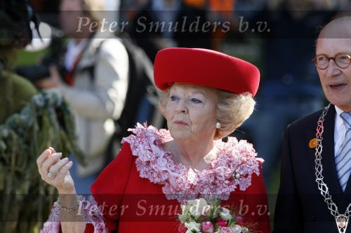 Apeldoorn 30 april 2009
Koninginnedag 2009 in apeldoorn met Koningin Beatrix Pieter v Vollenhoven Prinses Margriet Maxima Prins Willem Alexander Prins Constantijn Prinses Laurentien Prinses Mabel Prins Friso Prins Maurits Prinses Marilene Prins Pieter Christiaan Prinses Anita Prins Floris een zwangere Prinses Aimee en Prinses Annette. s middags probeerde een dwaas een aanslag te plegen op de koninklijke familie waarbij meerdere doden vielen.
Peter Smulders bv