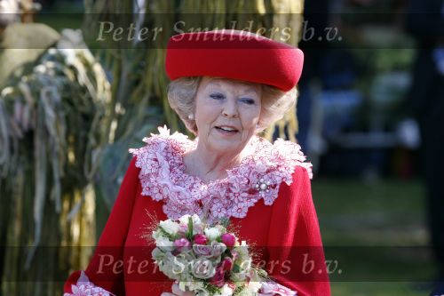 Apeldoorn 30 april 2009
Koninginnedag 2009 in apeldoorn met Koningin Beatrix Pieter v Vollenhoven Prinses Margriet Maxima Prins Willem Alexander Prins Constantijn Prinses Laurentien Prinses Mabel Prins Friso Prins Maurits Prinses Marilene Prins Pieter Christiaan Prinses Anita Prins Floris een zwangere Prinses Aimee en Prinses Annette. s middags probeerde een dwaas een aanslag te plegen op de koninklijke familie waarbij meerdere doden vielen.
Peter Smulders bv