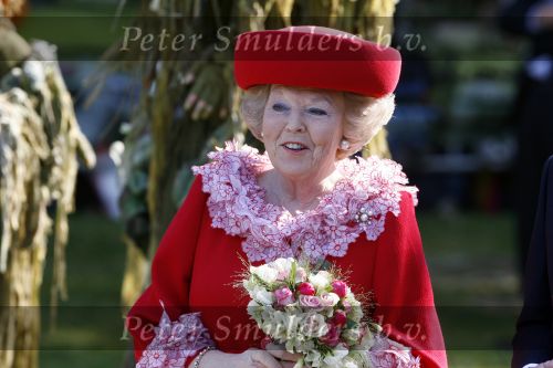 Apeldoorn 30 april 2009
Koninginnedag 2009 in apeldoorn met Koningin Beatrix Pieter v Vollenhoven Prinses Margriet Maxima Prins Willem Alexander Prins Constantijn Prinses Laurentien Prinses Mabel Prins Friso Prins Maurits Prinses Marilene Prins Pieter Christiaan Prinses Anita Prins Floris een zwangere Prinses Aimee en Prinses Annette. s middags probeerde een dwaas een aanslag te plegen op de koninklijke familie waarbij meerdere doden vielen.
Peter Smulders bv
