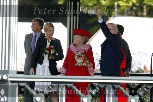Apeldoorn 30 april 2009
Koninginnedag 2009 in apeldoorn met Koningin Beatrix Pieter v Vollenhoven Prinses Margriet Maxima Prins Willem Alexander Prins Constantijn Prinses Laurentien Prinses Mabel Prins Friso Prins Maurits Prinses Marilene Prins Pieter Christiaan Prinses Anita Prins Floris een zwangere Prinses Aimee en Prinses Annette. s middags probeerde een dwaas een aanslag te plegen op de koninklijke familie waarbij meerdere doden vielen.
Peter Smulders bv