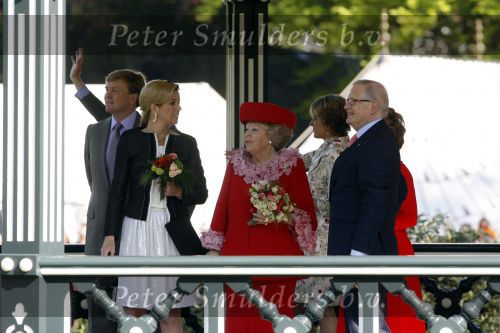 Apeldoorn 30 april 2009
Koninginnedag 2009 in apeldoorn met Koningin Beatrix Pieter v Vollenhoven Prinses Margriet Maxima Prins Willem Alexander Prins Constantijn Prinses Laurentien Prinses Mabel Prins Friso Prins Maurits Prinses Marilene Prins Pieter Christiaan Prinses Anita Prins Floris een zwangere Prinses Aimee en Prinses Annette. s middags probeerde een dwaas een aanslag te plegen op de koninklijke familie waarbij meerdere doden vielen.
Peter Smulders bv