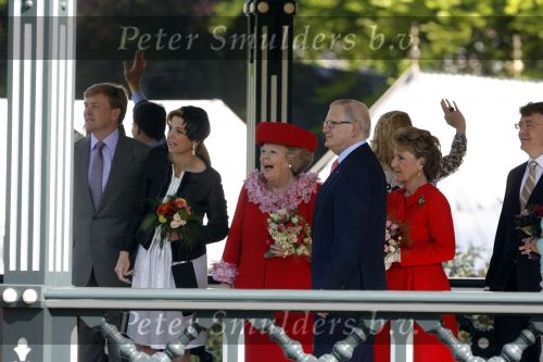 Apeldoorn 30 april 2009
Koninginnedag 2009 in apeldoorn met Koningin Beatrix Pieter v Vollenhoven Prinses Margriet Maxima Prins Willem Alexander Prins Constantijn Prinses Laurentien Prinses Mabel Prins Friso Prins Maurits Prinses Marilene Prins Pieter Christiaan Prinses Anita Prins Floris een zwangere Prinses Aimee en Prinses Annette. s middags probeerde een dwaas een aanslag te plegen op de koninklijke familie waarbij meerdere doden vielen.
Peter Smulders bv