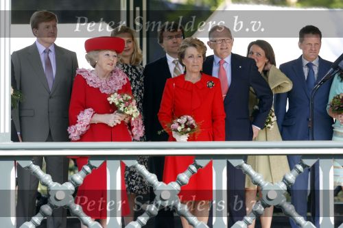 Apeldoorn 30 april 2009
Koninginnedag 2009 in apeldoorn met Koningin Beatrix Pieter v Vollenhoven Prinses Margriet Maxima Prins Willem Alexander Prins Constantijn Prinses Laurentien Prinses Mabel Prins Friso Prins Maurits Prinses Marilene Prins Pieter Christiaan Prinses Anita Prins Floris een zwangere Prinses Aimee en Prinses Annette. s middags probeerde een dwaas een aanslag te plegen op de koninklijke familie waarbij meerdere doden vielen.
Peter Smulders bv