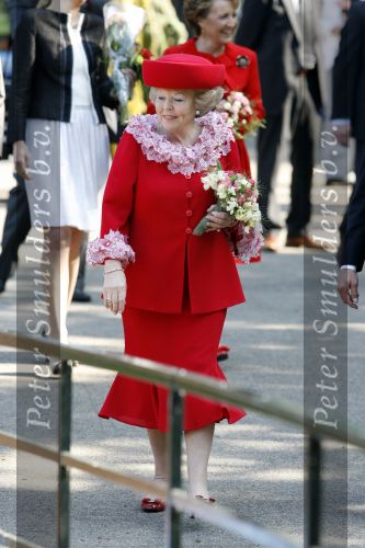 Apeldoorn 30 april 2009
Koninginnedag 2009 in apeldoorn met Koningin Beatrix Pieter v Vollenhoven Prinses Margriet Maxima Prins Willem Alexander Prins Constantijn Prinses Laurentien Prinses Mabel Prins Friso Prins Maurits Prinses Marilene Prins Pieter Christiaan Prinses Anita Prins Floris een zwangere Prinses Aimee en Prinses Annette. s middags probeerde een dwaas een aanslag te plegen op de koninklijke familie waarbij meerdere doden vielen.
Peter Smulders bv