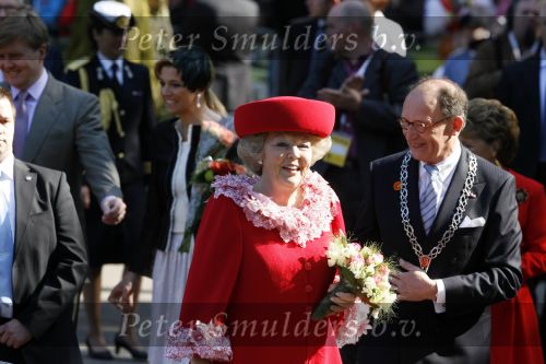 Apeldoorn 30 april 2009
Koninginnedag 2009 in apeldoorn met Koningin Beatrix Pieter v Vollenhoven Prinses Margriet Maxima Prins Willem Alexander Prins Constantijn Prinses Laurentien Prinses Mabel Prins Friso Prins Maurits Prinses Marilene Prins Pieter Christiaan Prinses Anita Prins Floris een zwangere Prinses Aimee en Prinses Annette. s middags probeerde een dwaas een aanslag te plegen op de koninklijke familie waarbij meerdere doden vielen.
Peter Smulders bv