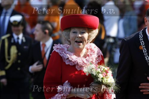 Apeldoorn 30 april 2009
Koninginnedag 2009 in apeldoorn met Koningin Beatrix Pieter v Vollenhoven Prinses Margriet Maxima Prins Willem Alexander Prins Constantijn Prinses Laurentien Prinses Mabel Prins Friso Prins Maurits Prinses Marilene Prins Pieter Christiaan Prinses Anita Prins Floris een zwangere Prinses Aimee en Prinses Annette. s middags probeerde een dwaas een aanslag te plegen op de koninklijke familie waarbij meerdere doden vielen.
Peter Smulders bv