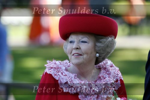 Apeldoorn 30 april 2009
Koninginnedag 2009 in apeldoorn met Koningin Beatrix Pieter v Vollenhoven Prinses Margriet Maxima Prins Willem Alexander Prins Constantijn Prinses Laurentien Prinses Mabel Prins Friso Prins Maurits Prinses Marilene Prins Pieter Christiaan Prinses Anita Prins Floris een zwangere Prinses Aimee en Prinses Annette. s middags probeerde een dwaas een aanslag te plegen op de koninklijke familie waarbij meerdere doden vielen.
Peter Smulders bv