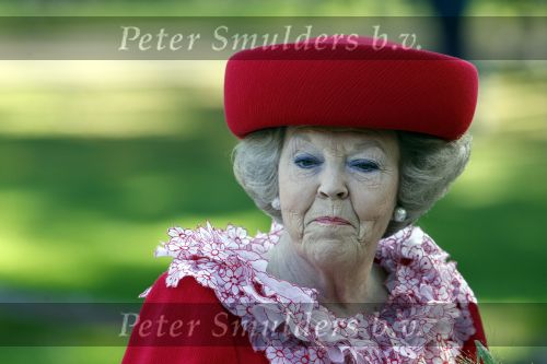 Apeldoorn 30 april 2009
Koninginnedag 2009 in apeldoorn met Koningin Beatrix Pieter v Vollenhoven Prinses Margriet Maxima Prins Willem Alexander Prins Constantijn Prinses Laurentien Prinses Mabel Prins Friso Prins Maurits Prinses Marilene Prins Pieter Christiaan Prinses Anita Prins Floris een zwangere Prinses Aimee en Prinses Annette. s middags probeerde een dwaas een aanslag te plegen op de koninklijke familie waarbij meerdere doden vielen.
Peter Smulders bv