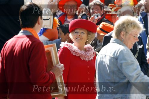 Apeldoorn 30 april 2009
Koninginnedag 2009 in apeldoorn met Koningin Beatrix Pieter v Vollenhoven Prinses Margriet Maxima Prins Willem Alexander Prins Constantijn Prinses Laurentien Prinses Mabel Prins Friso Prins Maurits Prinses Marilene Prins Pieter Christiaan Prinses Anita Prins Floris een zwangere Prinses Aimee en Prinses Annette. s middags probeerde een dwaas een aanslag te plegen op de koninklijke familie waarbij meerdere doden vielen.
Peter Smulders bv