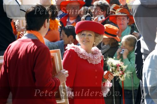 Apeldoorn 30 april 2009
Koninginnedag 2009 in apeldoorn met Koningin Beatrix Pieter v Vollenhoven Prinses Margriet Maxima Prins Willem Alexander Prins Constantijn Prinses Laurentien Prinses Mabel Prins Friso Prins Maurits Prinses Marilene Prins Pieter Christiaan Prinses Anita Prins Floris een zwangere Prinses Aimee en Prinses Annette. s middags probeerde een dwaas een aanslag te plegen op de koninklijke familie waarbij meerdere doden vielen.
Peter Smulders bv