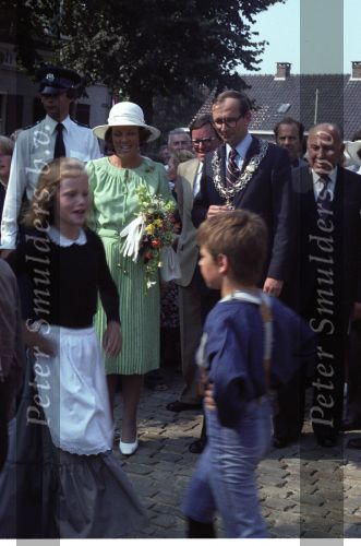 Eersel, 30 April 1977
Prins Beatrix samen met Prins Claus v Amsberg op bezoek bij de gemeente Eersel. Verder op de foto burgemeester Hans v Agt