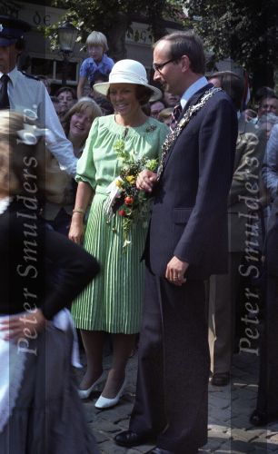 Eersel, 30 April 1977
Prins Beatrix samen met Prins Claus v Amsberg op bezoek bij de gemeente Eersel. Verder op de foto burgemeester Hans v Agt