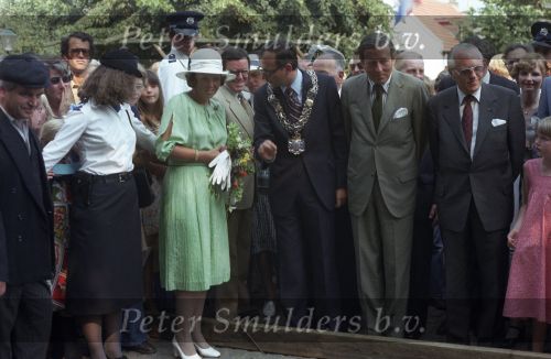 Eersel, 30 April 1977
Prins Beatrix samen met Prins Claus v Amsberg op bezoek bij de gemeente Eersel. Verder op de foto burgemeester Hans v Agt