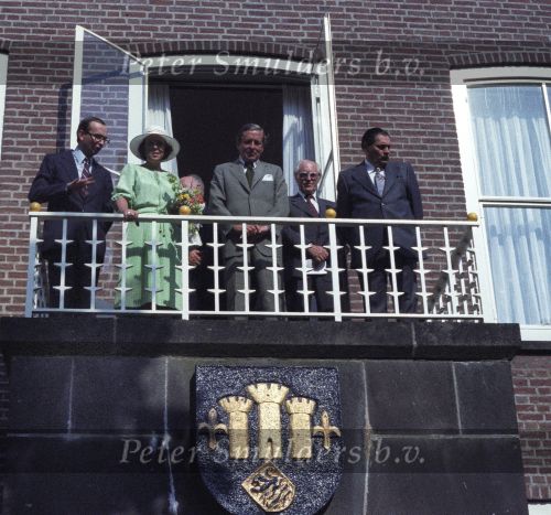 Eersel, 30 April 1977
Prins Beatrix samen met Prins Claus v Amsberg op bezoek bij de gemeente Eersel. Verder op de foto burgemeester Hans v Agt