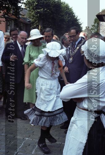 Eersel, 30 April 1977
Prins Beatrix samen met Prins Claus v Amsberg op bezoek bij de gemeente Eersel. Verder op de foto burgemeester Hans v Agt