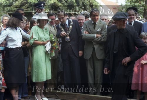 Eersel, 30 April 1977
Prins Beatrix samen met Prins Claus v Amsberg op bezoek bij de gemeente Eersel. Verder op de foto burgemeester Hans v Agt