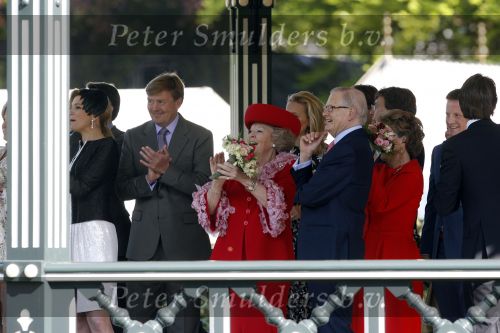 Apeldoorn 30 april 2009
Koninginnedag 2009 in apeldoorn met Koningin Beatrix Pieter v Vollenhoven Prinses Margriet Maxima Prins Willem Alexander Prins Constantijn Prinses Laurentien Prinses Mabel Prins Friso Prins Maurits Prinses Marilene Prins Pieter Christiaan Prinses Anita Prins Floris een zwangere Prinses Aimee en Prinses Annette. s middags probeerde een dwaas een aanslag te plegen op de koninklijke familie waarbij meerdere doden vielen.
Peter Smulders bv