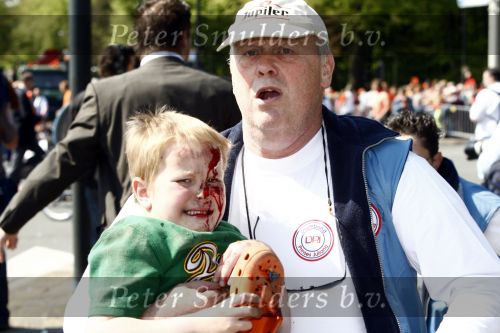 Apeldoorn 30 april 2009
Koninginnedag in Apeldoorn. Een man pleegt een aanslag met zijn auto waarbij meerdere mensen gedood worden. De koninklijke familie was het doelwit maar bleef ongedeerd bij ongeluk.
Peter Smulders bv