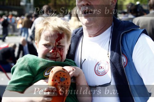 Apeldoorn 30 april 2009
Koninginnedag in Apeldoorn. Een man pleegt een aanslag met zijn auto waarbij meerdere mensen gedood worden. De koninklijke familie was het doelwit maar bleef ongedeerd bij ongeluk.
Peter Smulders bv