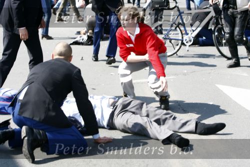 Apeldoorn 30 april 2009
Koninginnedag in Apeldoorn. Een man pleegt een aanslag met zijn auto waarbij meerdere mensen gedood worden. De koninklijke familie was het doelwit maar bleef ongedeerd bij ongeluk.
Peter Smulders bv