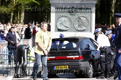 Apeldoorn 30 april 2009
Koninginnedag in Apeldoorn. Een man pleegt een aanslag met zijn auto waarbij meerdere mensen gedood worden. De koninklijke familie was het doelwit maar bleef ongedeerd bij ongeluk.
Peter Smulders bv