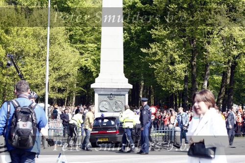 Apeldoorn 30 april 2009
Koninginnedag in Apeldoorn. Een man pleegt een aanslag met zijn auto waarbij meerdere mensen gedood worden. De koninklijke familie was het doelwit maar bleef ongedeerd bij ongeluk.
Peter Smulders bv