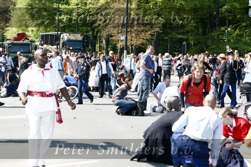 Apeldoorn 30 april 2009
Koninginnedag in Apeldoorn. Een man pleegt een aanslag met zijn auto waarbij meerdere mensen gedood worden. De koninklijke familie was het doelwit maar bleef ongedeerd bij ongeluk.
Peter Smulders bv
