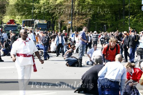 Apeldoorn 30 april 2009
Koninginnedag in Apeldoorn. Een man pleegt een aanslag met zijn auto waarbij meerdere mensen gedood worden. De koninklijke familie was het doelwit maar bleef ongedeerd bij ongeluk.
Peter Smulders bv