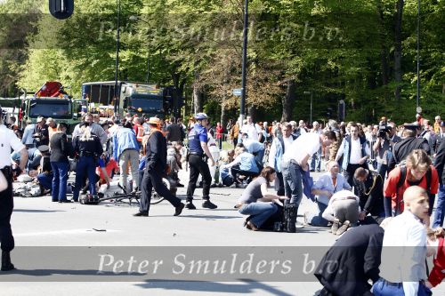 Apeldoorn 30 april 2009
Koninginnedag in Apeldoorn. Een man pleegt een aanslag met zijn auto waarbij meerdere mensen gedood worden. De koninklijke familie was het doelwit maar bleef ongedeerd bij ongeluk.
Peter Smulders bv