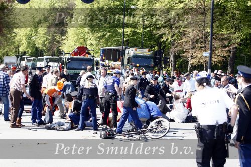 Apeldoorn 30 april 2009
Koninginnedag in Apeldoorn. Een man pleegt een aanslag met zijn auto waarbij meerdere mensen gedood worden. De koninklijke familie was het doelwit maar bleef ongedeerd bij ongeluk.
Peter Smulders bv