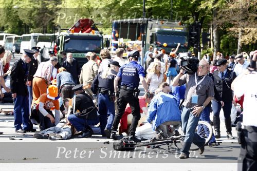 Apeldoorn 30 april 2009
Koninginnedag in Apeldoorn. Een man pleegt een aanslag met zijn auto waarbij meerdere mensen gedood worden. De koninklijke familie was het doelwit maar bleef ongedeerd bij ongeluk.
Peter Smulders bv